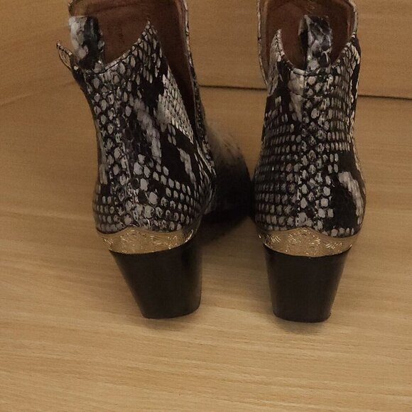 Jeffrey Campbel Cromwell White Snake Print Ankle Boots 6 1/2 - Picture 3 of 8